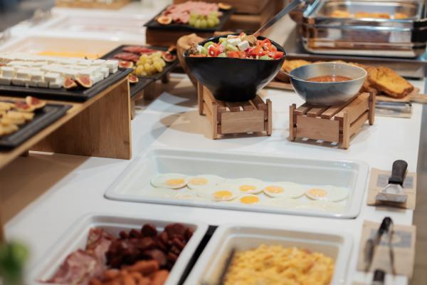 The comfortable seating, the unique tastes and the view of the deep blue sea, will give you the most fresh and dynamic start for a day of outdoors in Halkidiki!