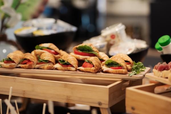 The comfortable seating, the unique tastes and the view of the deep blue sea, will give you the most fresh and dynamic start for a day of outdoors in Halkidiki!