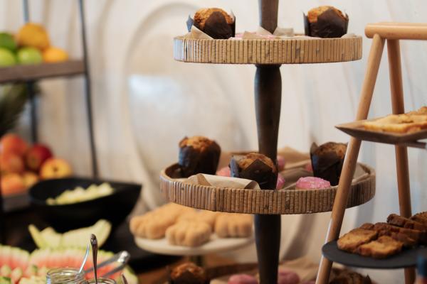 The comfortable seating, the unique tastes and the view of the deep blue sea, will give you the most fresh and dynamic start for a day of outdoors in Halkidiki!