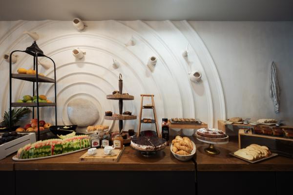 The comfortable seating, the unique tastes and the view of the deep blue sea, will give you the most fresh and dynamic start for a day of outdoors in Halkidiki!