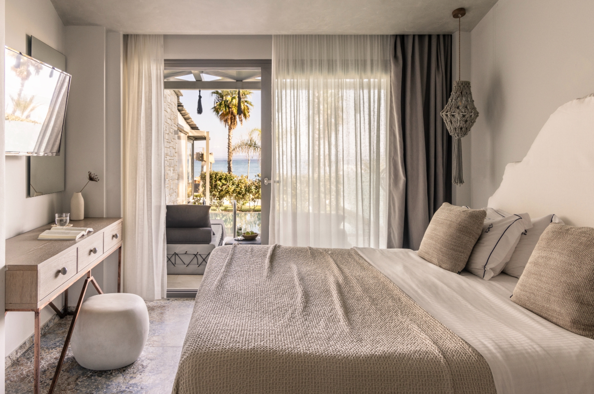 Blue Carpet Suite with private pool / sea view