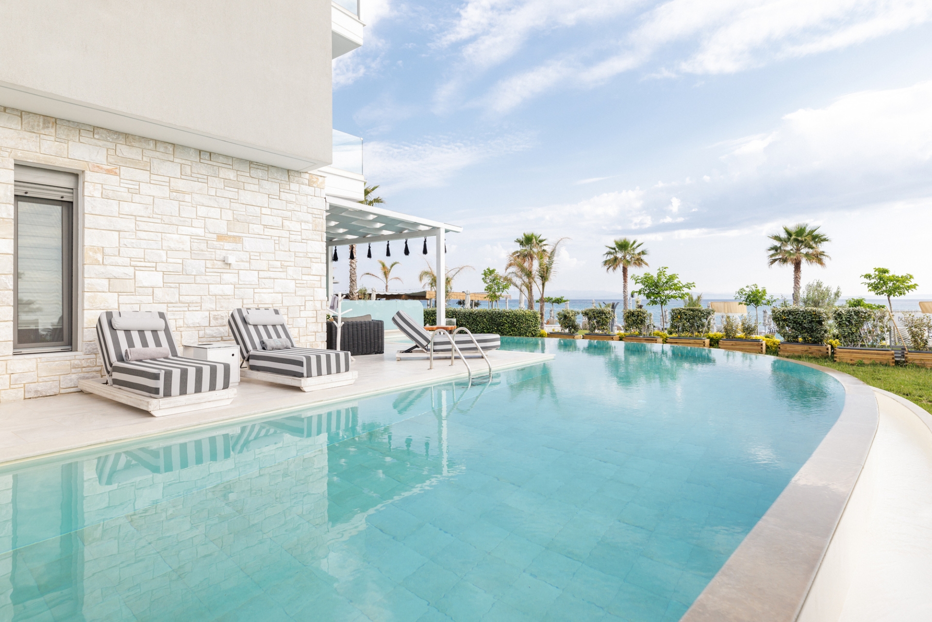 Blue Carpet Suite with king size private pool / sea view