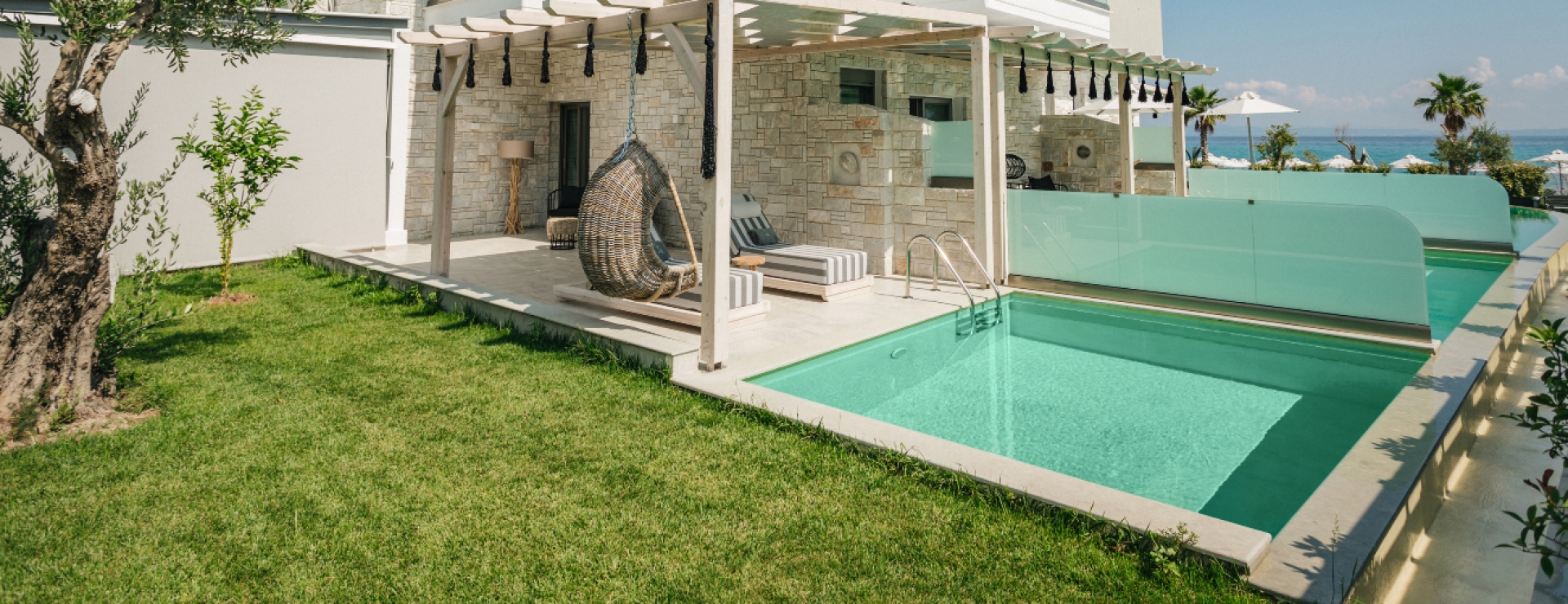 Triple suite with private pool, mountain view